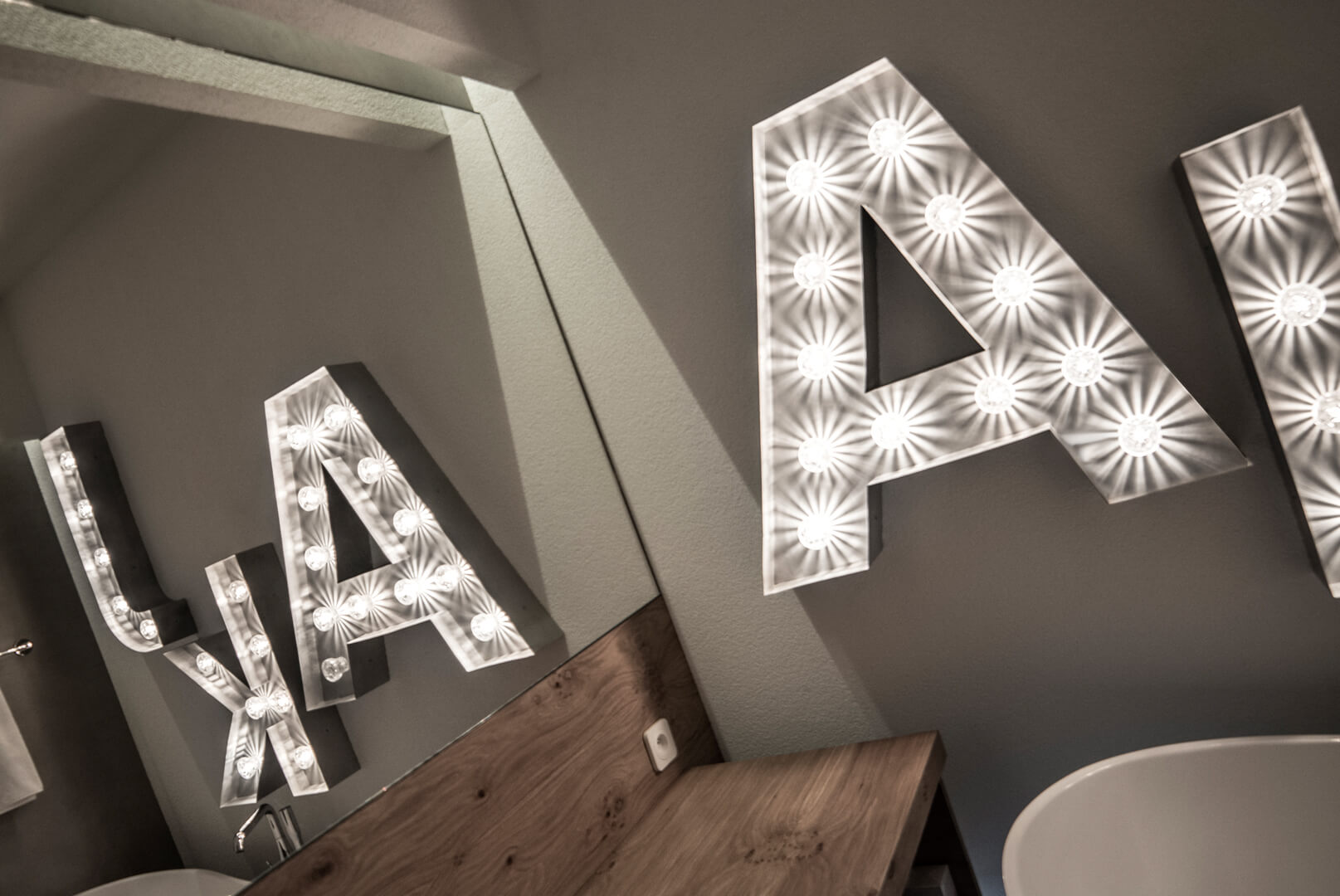 AKJ - Letters voor aan de muur met witte lampen